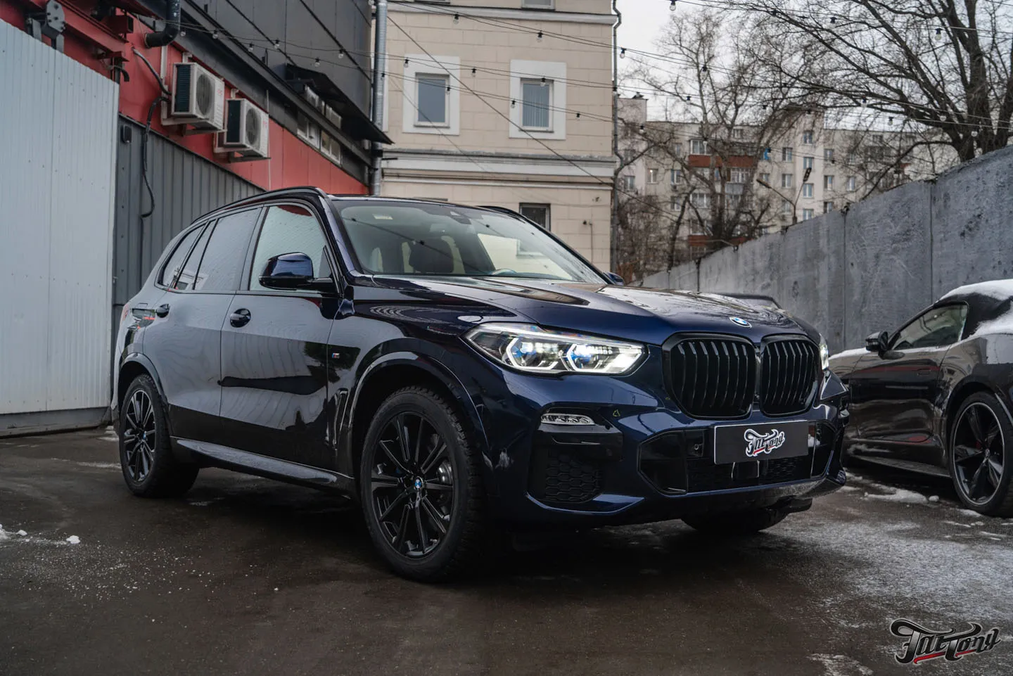 Оклейка BMW X5 глянцевым полиуретаном